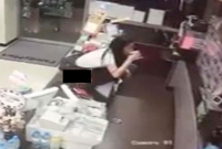 দোকানের টয়লেট ব্যবহার করতে না দেয়ায় যে কাণ্ড ঘটালেন এ মহিলা!