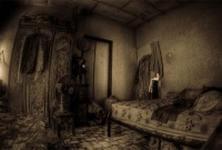 এই বাড়িতে ঘুমন্ত মানুষের পা টেনে ধরে কে?