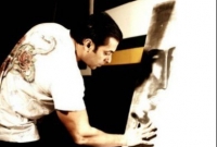 এক মহিলার ছবি আঁকলেন সালমান! জানেন তিনি কে?