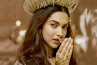 বলিউড মৌচাকে ১৩ কোটির ঢিল ছুঁড়লেন দীপিকা!