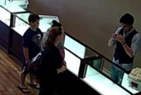 এক অসহায় মার্কিন নারীর প্রতি মহানুভবতা দেখালেন মুসলিম দোকানি!