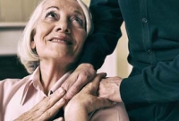 অতিরিক্ত মোবাইল ব্যবহার অল্প বয়সেই এমন রূপ এনে দিতে পারে আপনার!