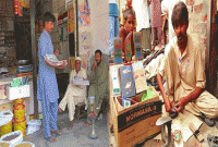 তিনি একজন মুচি, কিন্তু তার কৃতিত্ব শুনলে দাঁড়িয়ে স্যালুট দিতে ইচ্ছা করবে!