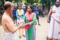 ১২ বছর ধরে শ্মশান পরিচালনা করছেন পারভিনা, কেন তিনি এই পেশায়?