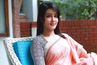 সকাল ৮টায় অ্যালার্ম দিয়ে রাখলেও দুপুর ১২টায় ঘুম ভাঙছে মাহির