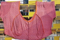 বিশ্বের সর্ববৃহৎ ব্লাউজ বানিয়ে গিনেস বুকে নাম মহিলার!