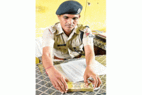 প্ল্যাটফরমে উড়ছে শুধু ৫০০ টাকার নোট!