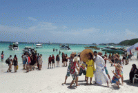 পাতায়া সমুদ্র সৈকতে সাদা আলখেল্লা পরা এ কোন শাকিব খান?