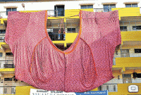 সবচেয়ে বড় ব্লাউজ তৈরি করে গিনেস রেকর্ড করলেন এক নারী!