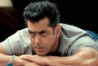 লজ্জাজনক কাজ করে বিতর্কে জড়ালেন সালমান খান