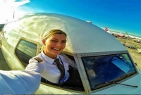 ককপিটে বসে সেলফিতে মগ্ন তরুণী পাইলট! চলছে তুমুল আলোচনা