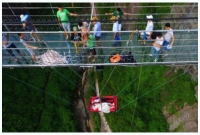 কাচের ব্রিজে ঝুলন্ত অবস্থায় বিয়ে !