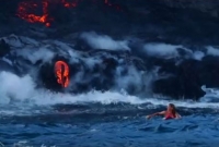 জ্বলন্ত আগ্নেয়গিরির পাশে সুন্দরী নারীর রোমাঞ্চ!