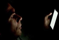 রাত জেগে মোবাইল চ্যাটে কী শরীরের ক্ষতি হচ্ছে? জেনে নিন