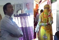 এবার বিয়ের দাবিতে কর্মকর্তার অফিসে প্রেমিকার আমরন অনশন