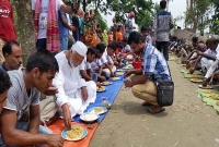  বন্যার্তদের সঙ্গে বসে খাবার খেলেন কাদের সিদ্দিকী