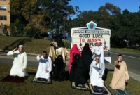 পাঞ্জাবি-টুপি পড়ে গির্জায় ঢুকে ইসলাম-বিরোধী স্লোগান