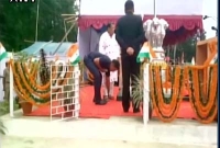 অনুষ্ঠানে নিরাপত্তারক্ষীকে নিজের জুতোর ফিতে বেঁধে দেয়ার নির্দেশে বিতর্কে ভারতের মন্ত্রী