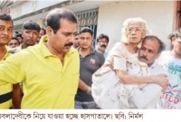 অবলা বৃদ্ধা মাকে রাস্তায় ছুঁড়ে ফেলে দিয়ে গেলো ছেলেরা!