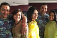 ব্যস্ততার মধ্যেও রাখি বন্ধনে বোনদের সাথে সালমান খান 