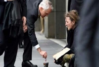 হাত মিলিয়ে ভিক্ষুককে ভিক্ষা দেয়ায় বিপাকে অস্ট্রেলিয়ার প্রধানমন্ত্রী