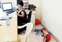 ব্যাংক কর্মী মায়ের যে ছবি সোশ্যাল মিডিয়ায় ভাইরাল!