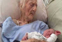 ১০১ বছর বয়সে ১৭তম সন্তান জন্ম দিয়ে বিশ্ব রেকর্ড করলেন মা!