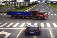 ভয়াবহ এক গাড়ি দুর্ঘটনার ভিডিও ভাইরাল