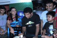 ঘুম থেকে টেনে তুলে মোশাররফ করিমের জন্মদিন পালন