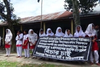 টাকা ধার না দেয়ায় প্রধান শিক্ষককে জুতাপেটা