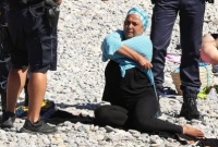 ফ্রান্সের সৈকতে মুসলিম নারীকে বুরকিনি খুলতে বাধ্য করলো পুলিশ