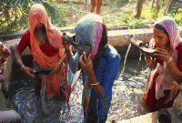 পুরুষের জুতার পানিতে নারীর রোগমুক্তি!