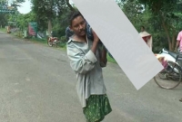 ভাড়া নেই, স্ত্রীর মৃতদেহ কাঁধে ১০ কিলোমিটার পথ পাড়ি দিলেন স্বামী