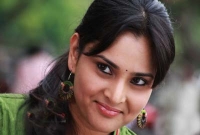 সেই অভিনেত্রীর গায়ে ছুড়ে মারলো ডিম