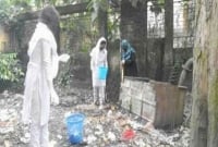 কর্তৃপক্ষের খোঁজ নেই : কলেজছাত্রীরাই পরিষ্কার করলেন ময়লা