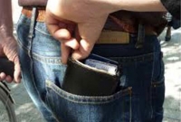প্যান্টের পেছনের পকেটে কখনোই মানিব্যাগ নয়