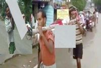 স্ত্রীর লাশ কাঁধে নিয়ে স্বামীর ১০ কিলো, এবার বাঁশে ঝুলিয়ে আরেক নারীর লাশ বহন!