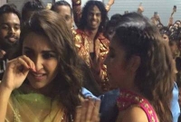 কাঁদলেন পরিণীতি, সান্ত্বনা আলিয়ার