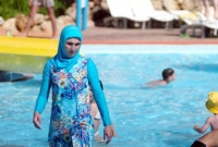 মুসলিম মেয়েদের বুরকিনি পরার ওপর নিষেধাজ্ঞা স্থগিত ফ্রান্সে