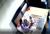 দুধের শিশুর সঙ্গে মায়ের ‘অমানবিক’ আচরণ ধরা পড়ল সিসি টিভি ফুটেজে