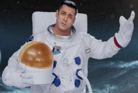 মহাকাশচারীর বেশে জরুরি কী ঘোষণা করলেন সালমান