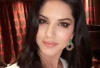 সানিকে কিছুতেই ছাড়তে চাইছিল না ছোট্ট মেয়েটি!