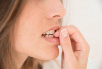 দাঁতে নখ কাটার বদভ্যাস ছাড়তে যা করবেন