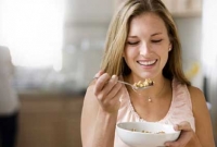 সুস্থ থাকতে চাইলে চা- কফি নয়, ঘুম থেকে উঠে খান এই ৫টি খাবার