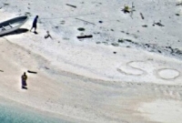 নির্জন দ্বীপে বালির ওপর এসওএস বার্তা খোঁজ দিল দম্পতির