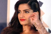 প্রেমে পড়লেন সোনম কাপুর প্রেমে পড়লেন সোনম কাপুর