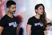 মেয়ের বাবা হওয়ায় শহিদ কাপুরকে কী বললেন কারিনা? মেয়ের বাবা হওয়ায় শহিদ কাপুরকে কী বললেন কারিনা?