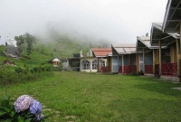 পাহাড়ের কোলে এক অনন্য শান্তির খোঁজে 