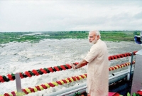 সাংবাদিকদের প্রাণ বাঁচালেন মোদি