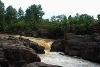 পাথরের বুক চিরে যেখানে বইছে উচ্ছ্বল জলরাশি